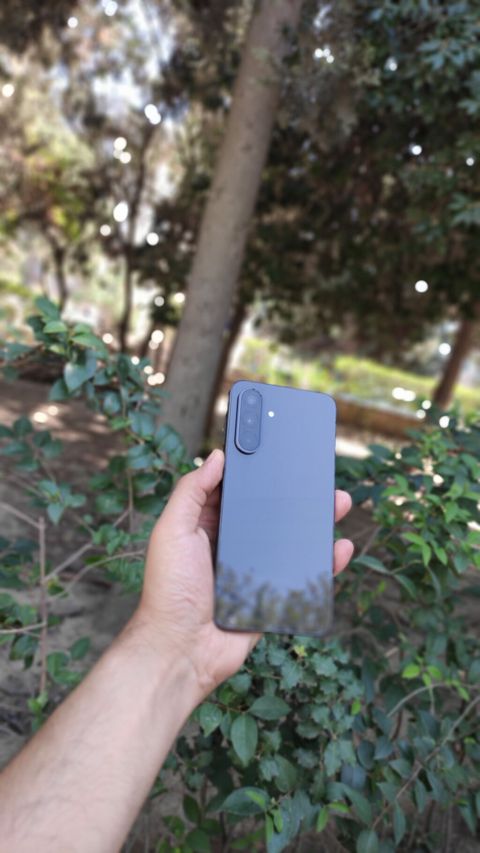 Barter var Smartfon – zərif tünd boz rəngli korpus, şüşəparıltılı arxa — Bakı