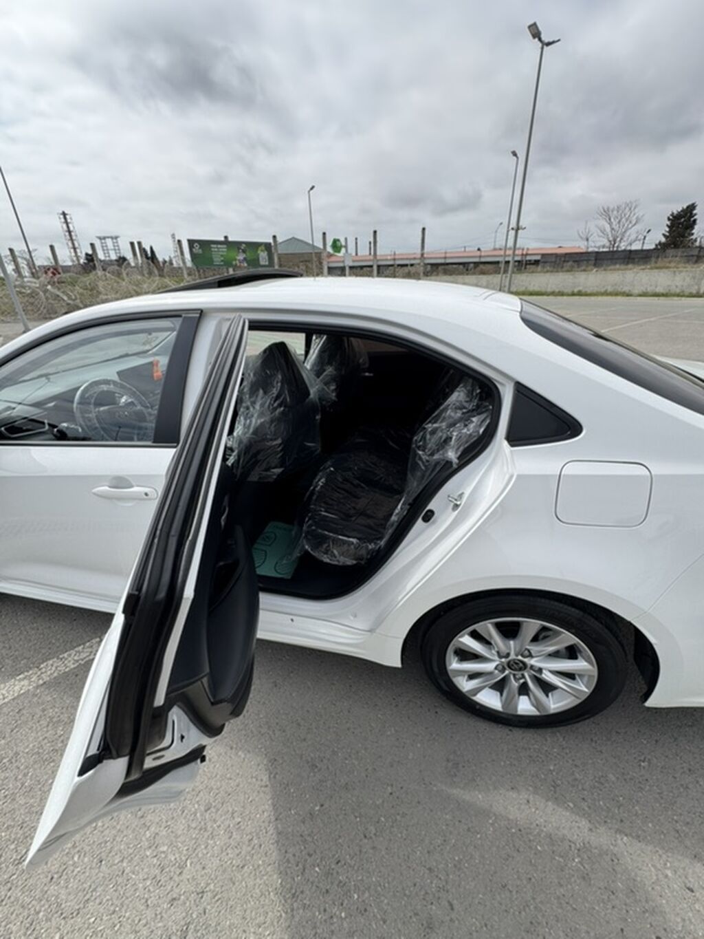 Toyota Corolla sedan – ağ rəng, hibrid. Texnologiya və avadanlıq — Avto, Digah (3)