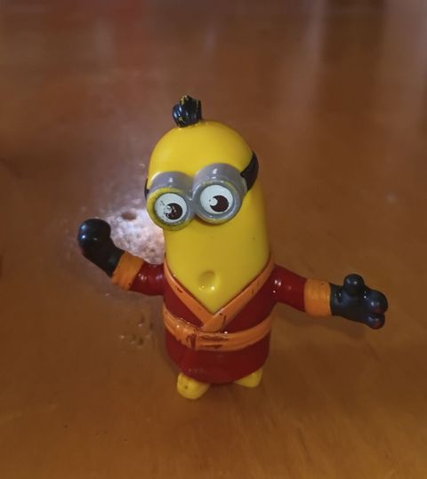 Minions temalı kiçik fiqur – qırmızı xalatlı döyüş sənətləri obrazı — Digah