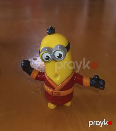 Minions temalı kiçik fiqur – qırmızı xalatlı döyüş sənətləri obrazı
