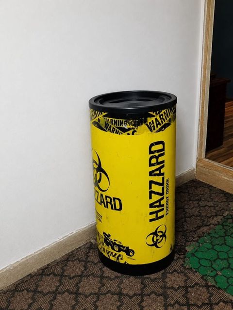 Reklam çəlləyi/atık qutusu – “Hazzard Energy Drink” temalı Xadenik — Bakı