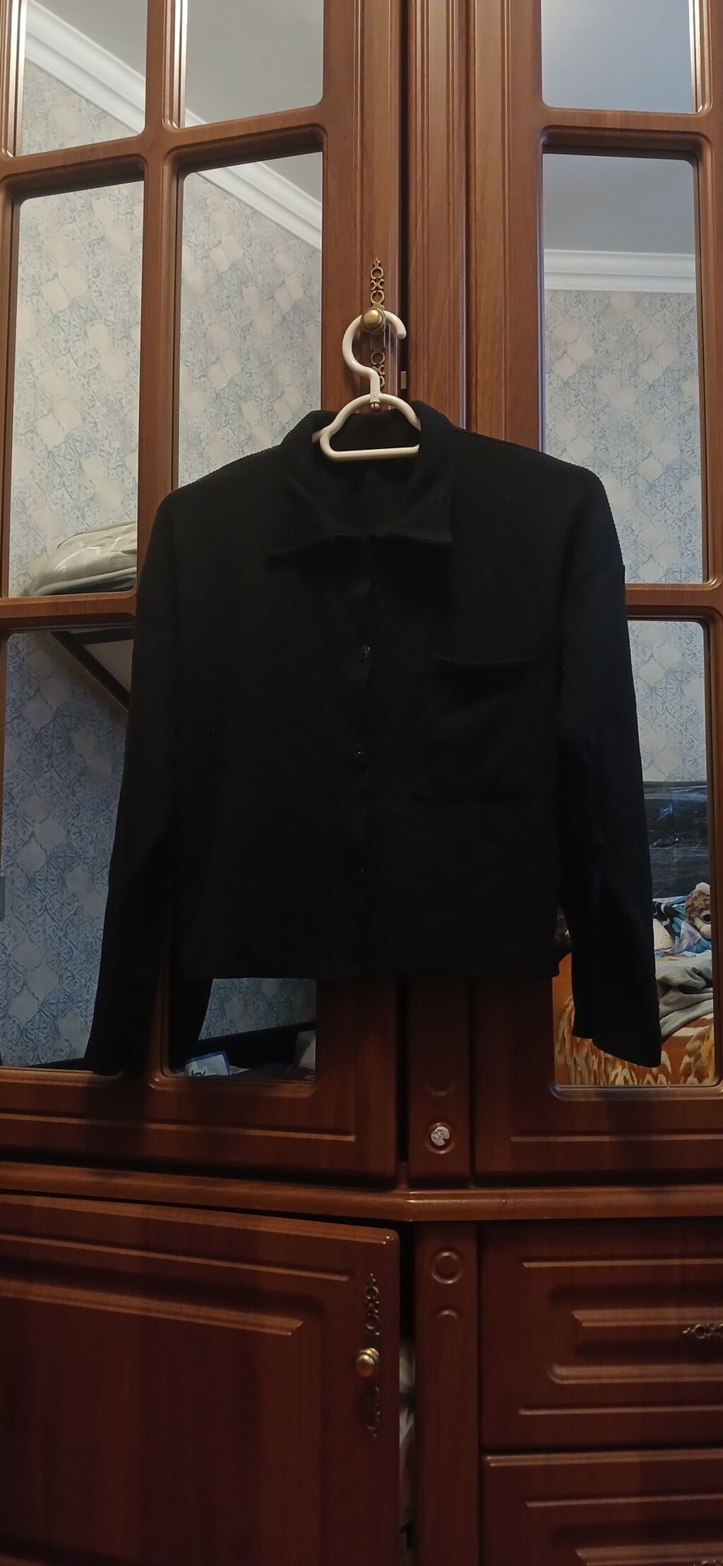 Qara kardiqan/kofta – düyməli, yaxalıqla - Rəng: tam qara - Model: ön — Şəxsi əşyalar, Bakı (2)