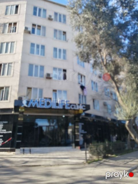 Bakixanov qəs stansiyaya yaxın mərkəz yolda ostanovkanın arxasında
