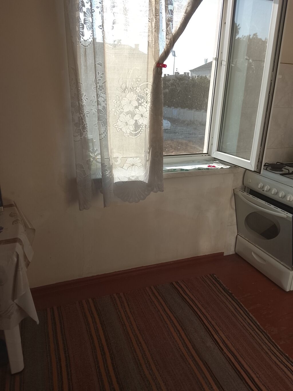 Otaqlar: İşıqlı yataq otağı (2 çarpayı), pərdə və xalça ilə — Daşınmaz əmlak, Digah (4)