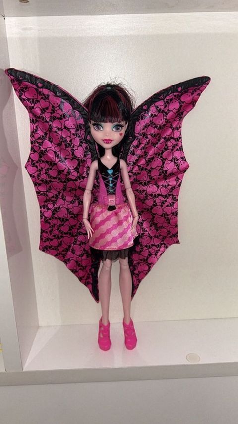 Monster High Ghoul To Bat Draculaura Wings Transform Vampire Doll — Bakı