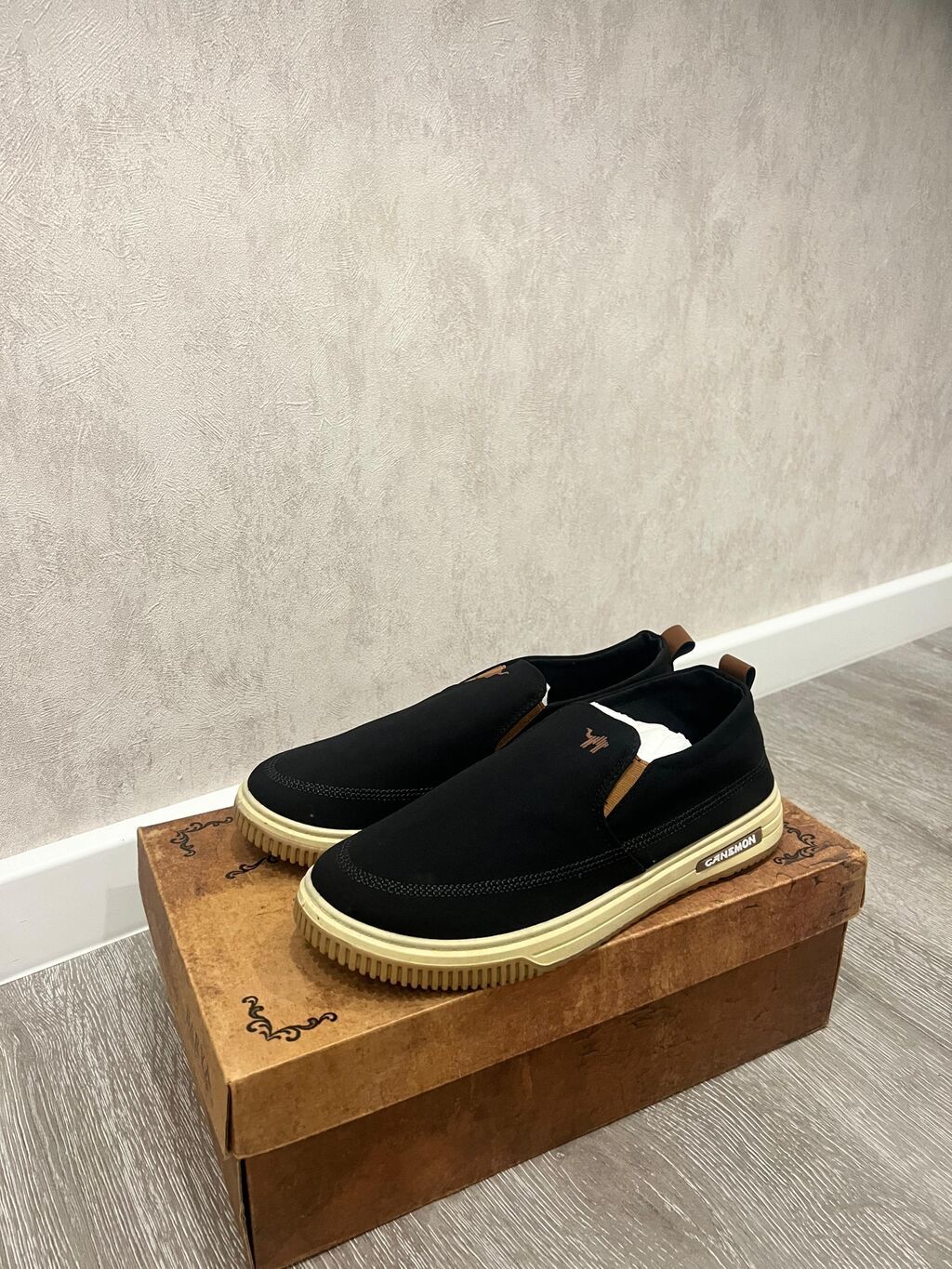 Kişi slip-on ayaqqabıları - Rəng: qara üst, bej/krem rəngli altlıqlar — Ayaqqabılar, Mehdiabad (2)