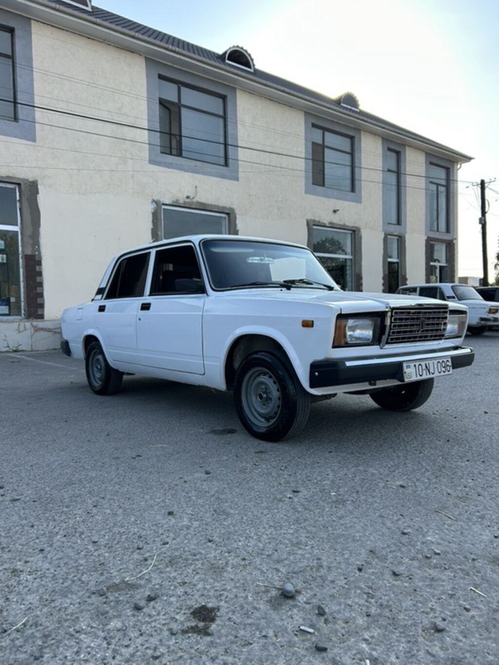 VAZ 2107 sedan – ağ rəng, 4 qapı, arxa ötürücülü klassik model. Xarici — Avto, Xaçmaz (5)