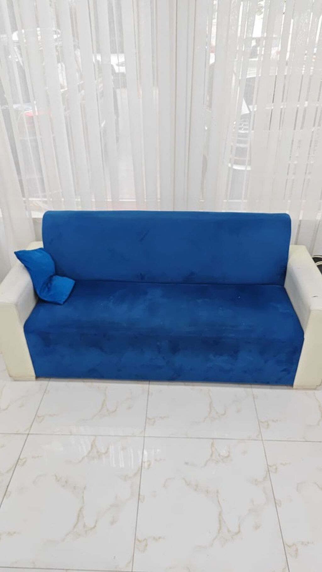 Mavi rəngli 3 nəfərlik divan və qəhvə/jurnal masası dəsti. Divan — Mebel, Bakı (2)