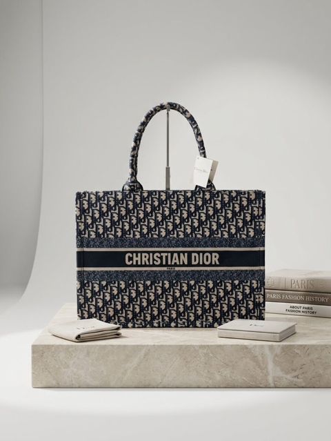 Məhsul: Christian Dior Book Tote çanta - Model: Book Tote, “Chrıstıan — Bakı