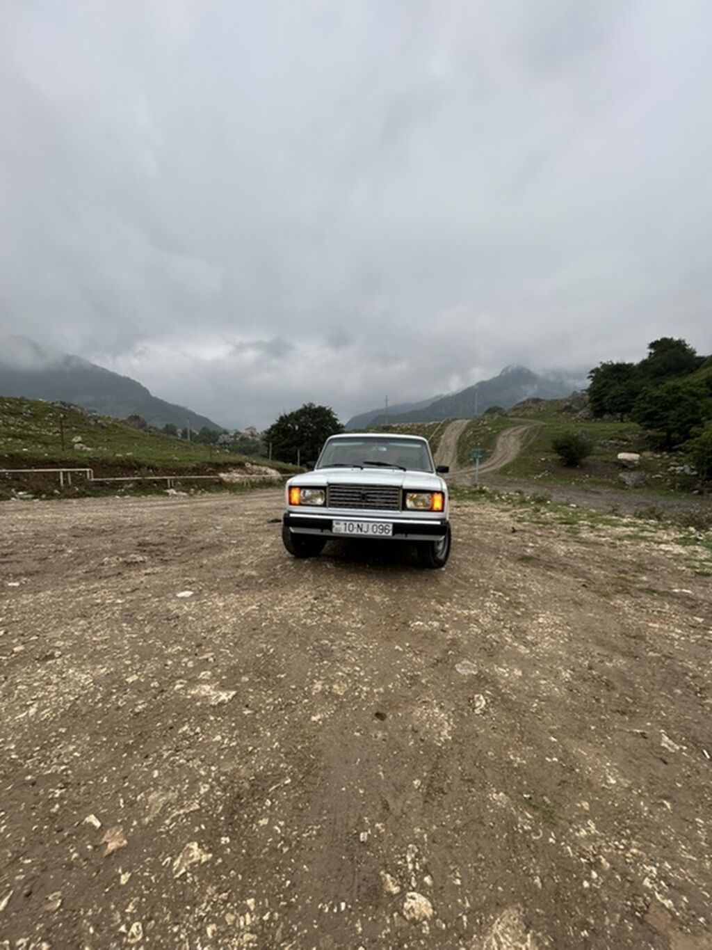 VAZ 2107 sedan – ağ rəng, 4 qapı, arxa ötürücülü klassik model. Xarici — Avto, Xaçmaz (3)