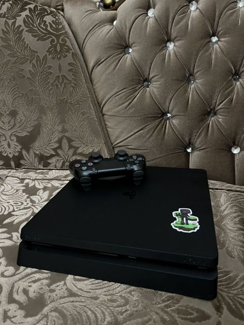 PlayStation 4 Slim (qara) oyun konsolu - Model: PS4 Slim - Rəng — Bakı