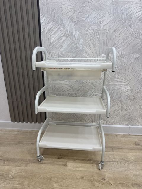3 mərtəbəli mobil servis rəfi - Material: metal karkas və plastik — Qobustan