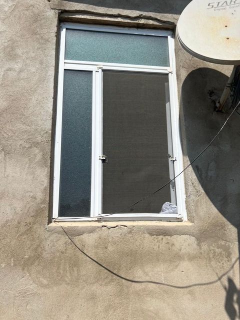 Ağ rəngli PVC pəncərə çərçivəsi və sürüşən torlu (mesh) pəncərə — Digah