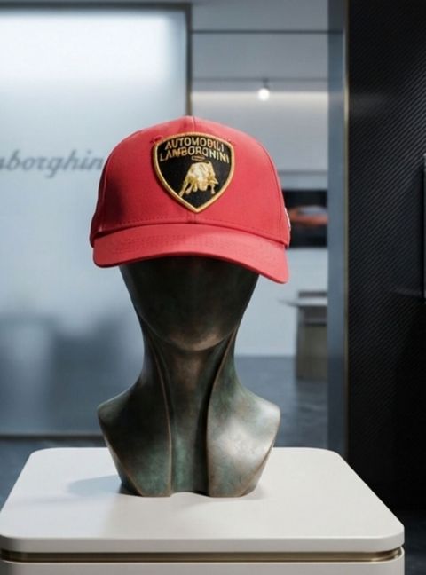 Qırmızı Lamborghini beysbol kepkası - Rəng: parlaq qırmızı - Ön — Xaçmaz