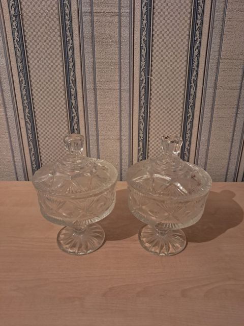 Şəkildə iki ədəd qapaqlı şüşə desert qabı (piyalə) dəsti təqdim — Mingəçevir