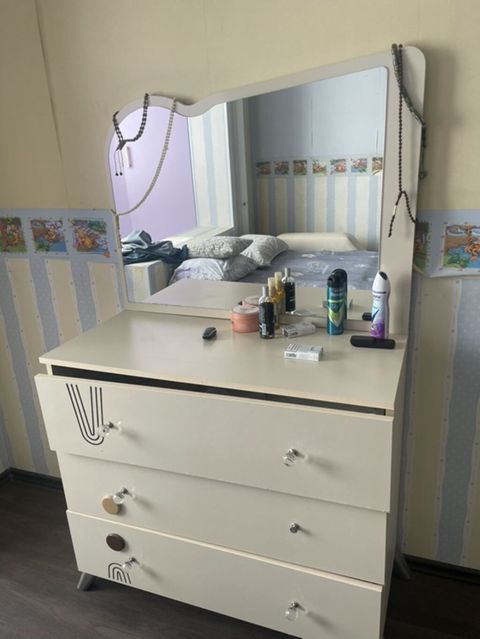 Krem rəngdə mebel dəsti 1) Güzgülü kosmetik komod - Üst hissəsində — Bakı