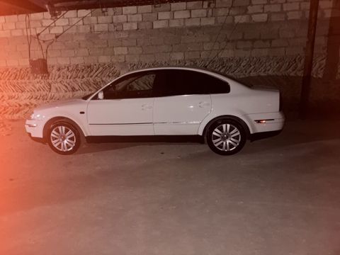 Volkswagen Passat (B5.5) sedan – ağ rəng Əsas xüsusiyyətlər: - Kuzov — Digah
