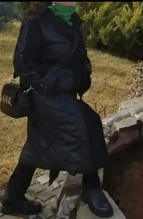 Qadınlar üçün uzun qış paltosu - Rəng: qara - Model: beldən kəmərli — Masazır
