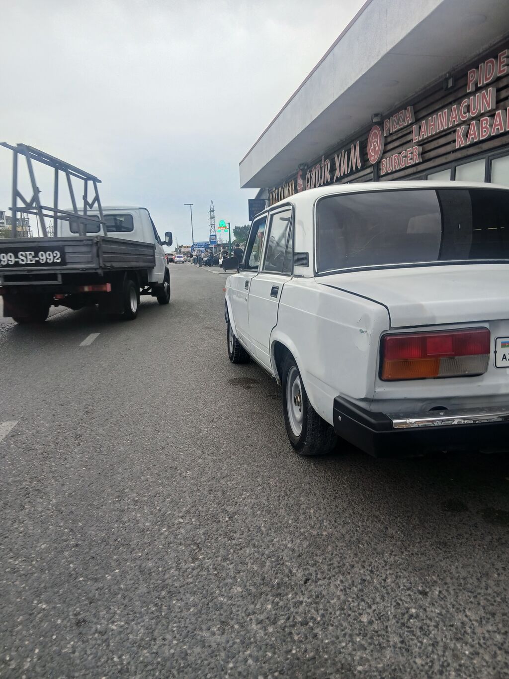 VAZ 2107, ağ rəng, sedan kuzov. Xarici görünüş: - Klassik 2107 — Avto, Digah (4)