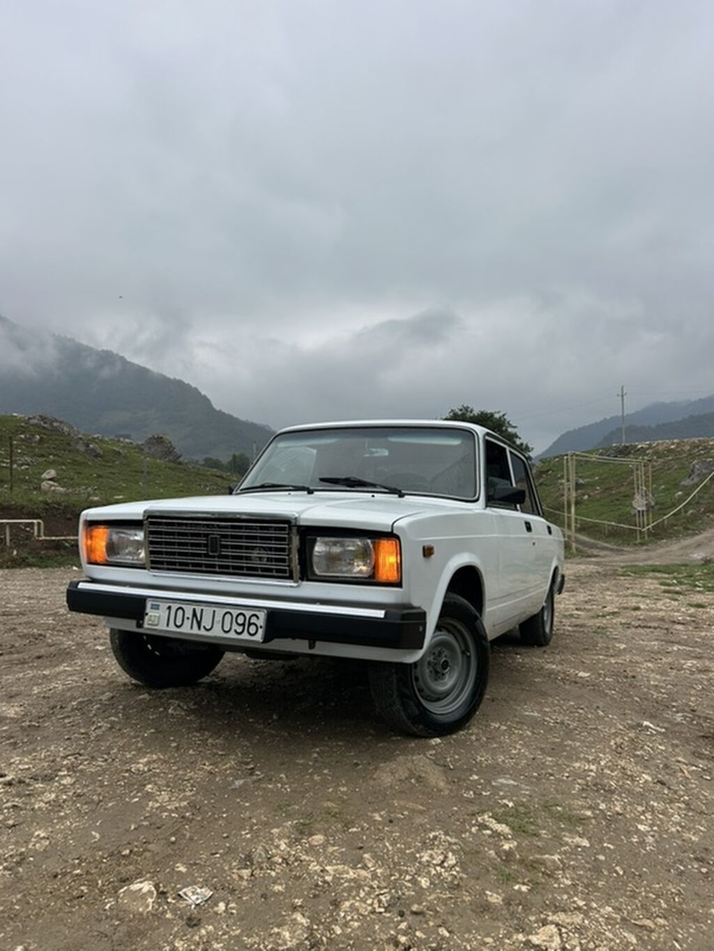 VAZ 2107 sedan – ağ rəng, 4 qapı, arxa ötürücülü klassik model. Xarici — Avto, Xaçmaz