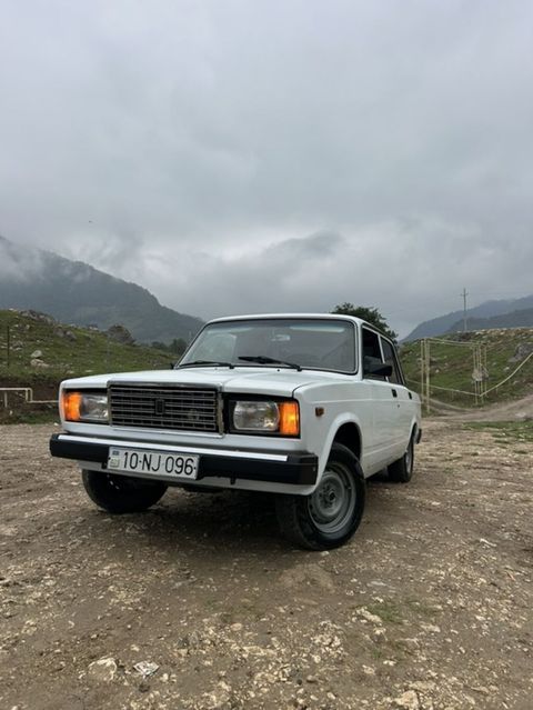 VAZ 2107 sedan – ağ rəng, 4 qapı, arxa ötürücülü klassik model. Xarici — Xaçmaz
