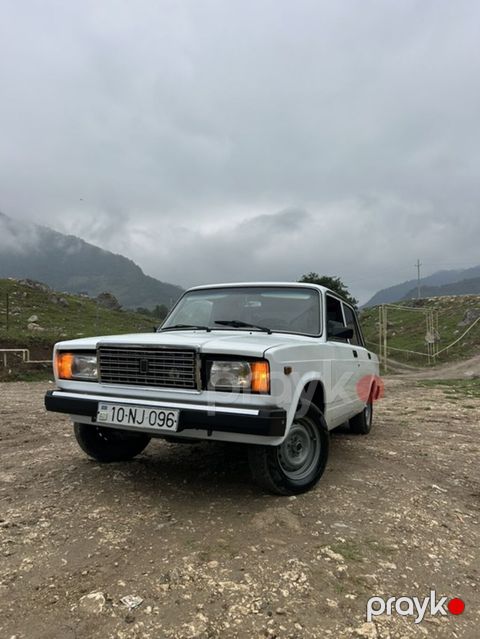 VAZ 2107 sedan – ağ rəng, 4 qapı, arxa ötürücülü klassik model. Xarici
