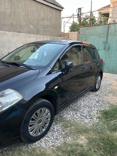 Nissan Tiida: 1.5 l 2011 il Hetçbek
