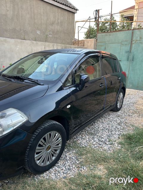 Nissan Tiida: 1.5 l 2011 il Hetçbek