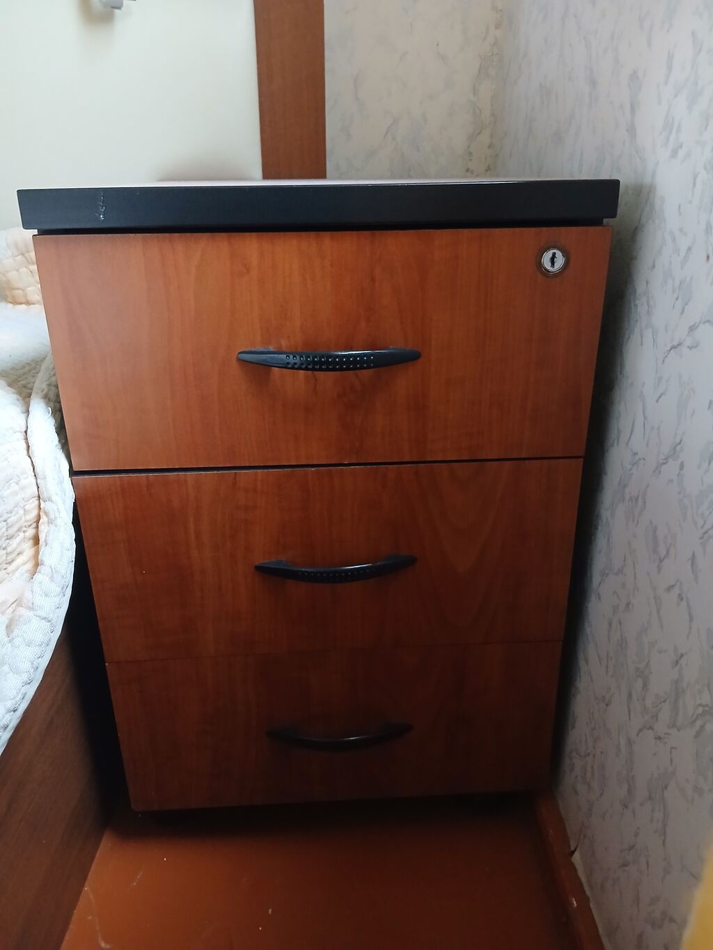 Ideal veziyyetdedir, 2 eded acari var, ayaqlari tekerlidir — Mebel, Bakı
