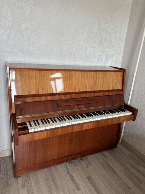 Upright piano – “Украина” markalı. Xüsusiyyətlər: - Akustik dik — Bakı