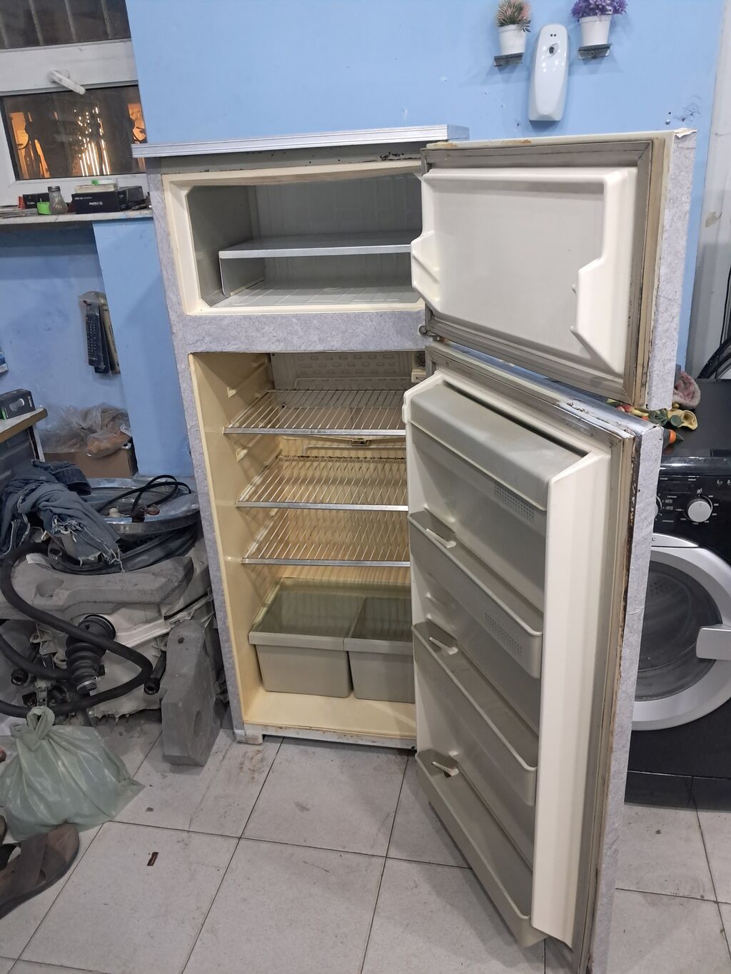 İkiqat qapılı məişət soyuducusu - Yuxarıda ayrıca dondurucu bölmə — Soyuducular, Bakı (2)
