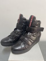 Prada Unısex krossovkaları – yüksək boğaz, dəri, qara rəng. - Model — Inci
