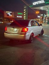 Kia Rio sedan – gümüş rəng, arxa ötürücülük işıqları LED görünüşlü — Авто