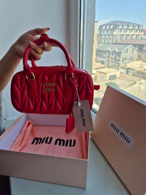 Miu Miu qadın çantası - Rəng: parlaq qırmızı - Material: yumşaq — Xırdalan