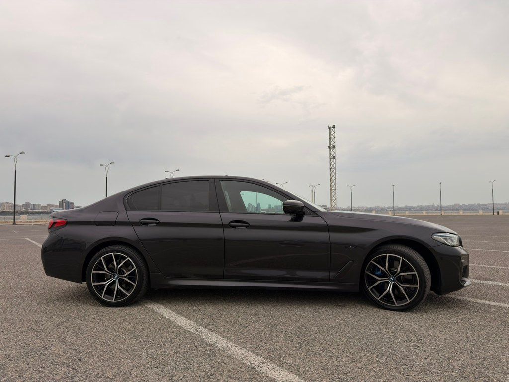 BMW 530e, 2.0 L, 12 kWh, 2022 il, 51 000 km — Avtomobillər, Bakı (4)
