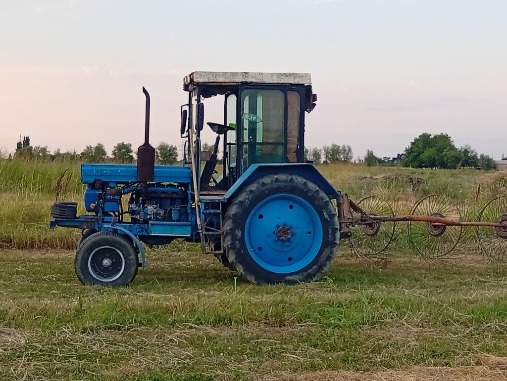 Mavi rəngli təkərli kənd təsərrüfatı traktoru - Kabinli, geniş şüşəli — Traktorlar, Ağcabədi (2)