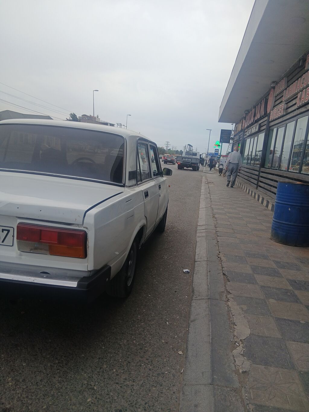 VAZ 2107, ağ rəng, sedan kuzov. Xarici görünüş: - Klassik 2107 — Avto, Digah (3)