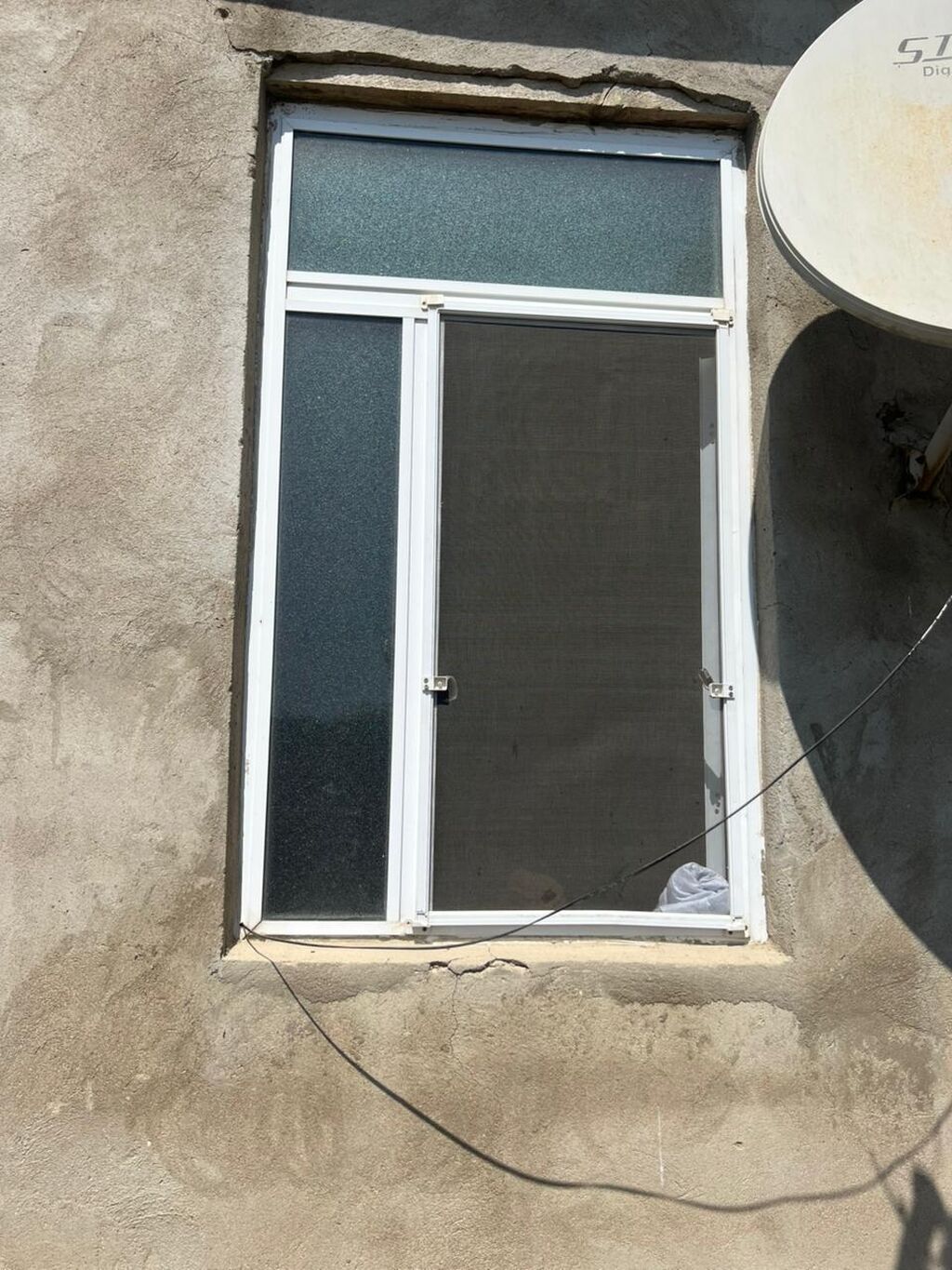 Ağ rəngli PVC pəncərə çərçivəsi və sürüşən torlu (mesh) pəncərə — Mallar, Digah (2)