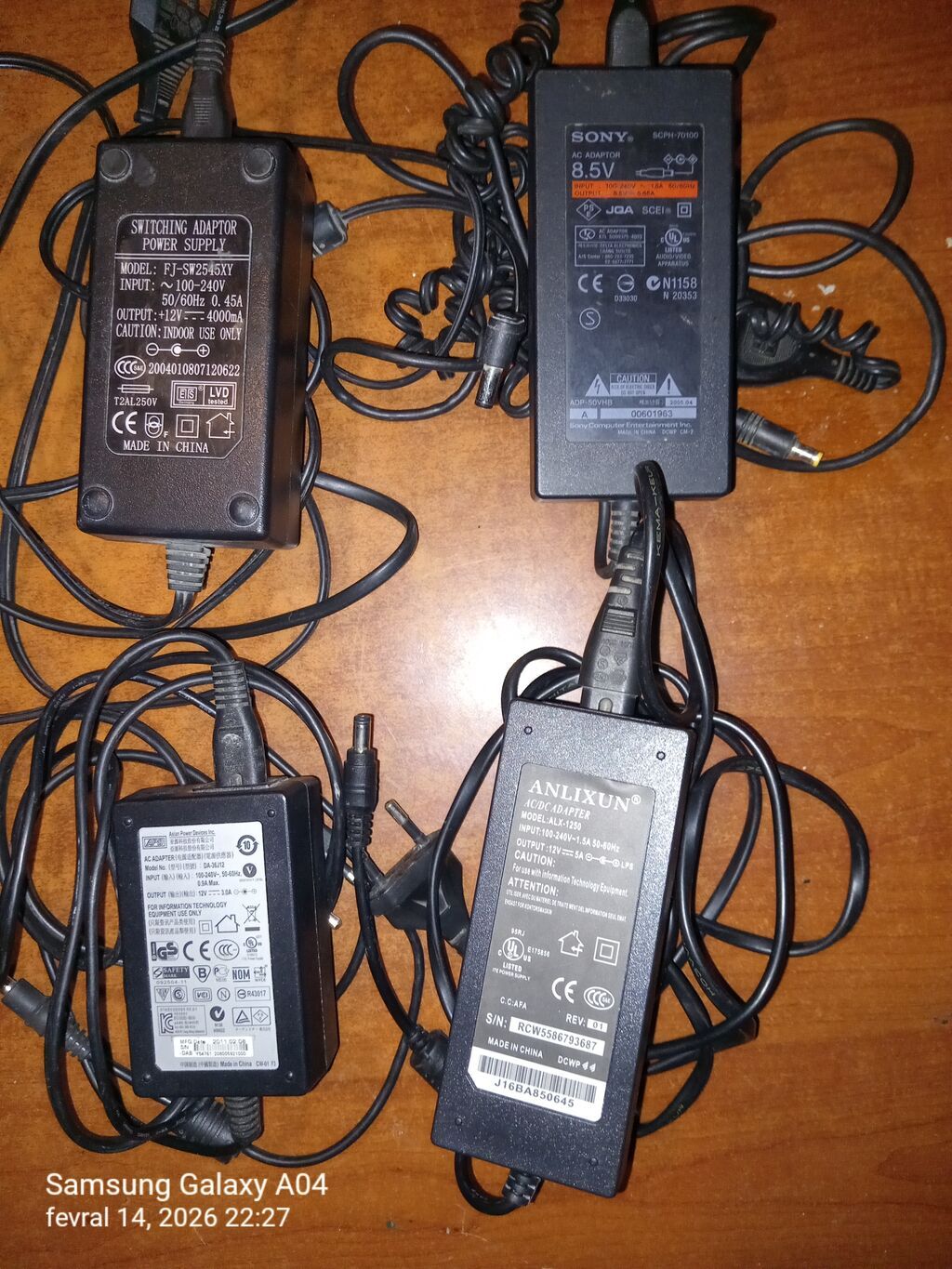 Şəkildə müxtəlif cərəyan adaptoru/şarj blokları dəsti təqdim olunur — Elektronika, Bakı