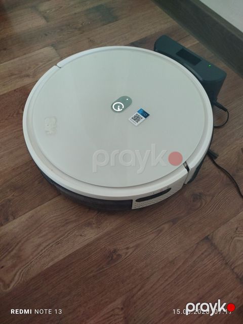 Ağıllı robot tozsoran – dairəvi, ağ korpus, aşağı profilli dizayn. Dok — Digah