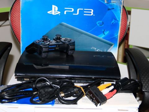 PS3 super slim əla vəziyətdədir yaddaş 12gb olub sonradan özüm əlavə — Oğuz