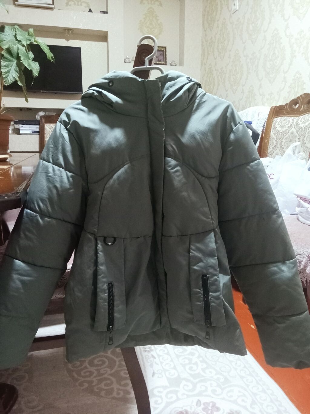 Qadın üçün qışlıq paltar – kapüşonlu, boz-yaşıl rəngli şişmə gödəkçə — Kurtkalar, Masazır (2)
