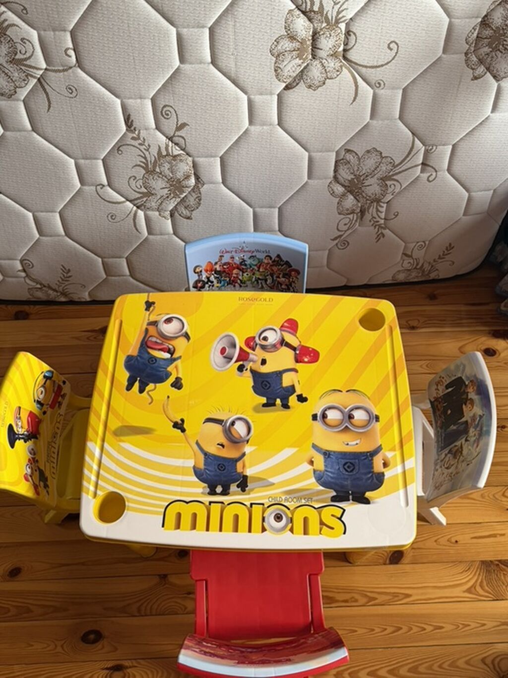Uşaq üçün masa-stul dəsti - Dizayn: Minions temalı, parlaq sarı-ağ — Mebel, Xırdalan (2)