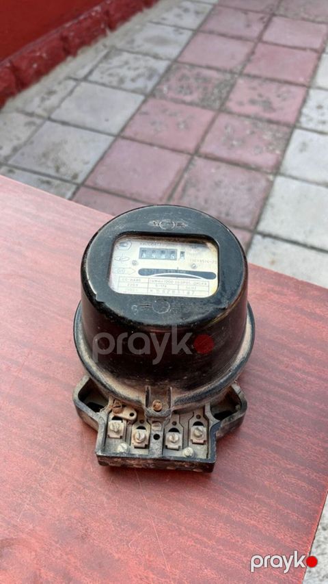 Ədəd 2 Sovet istehsalı mexaniki elektrik sayğacı - Model: RƏ — Nurtac Eliyeva