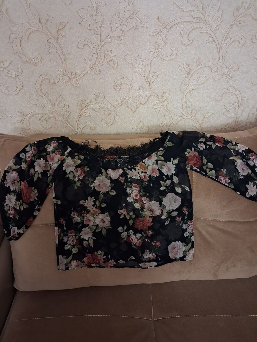 Qara fon üzərində güllü şifon bluz - Material: Yüngül, şəffaf şifon — Şəxsi əşyalar, Bakı (2)