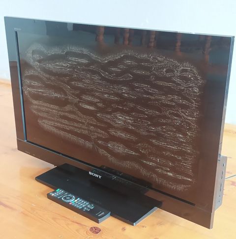 Sony Bravia LCD televizor, uzaqdan idarəetmə pultu ilə. işleyir — Şəki