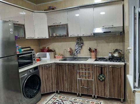 Mətbəx mebeli satılır 250₼.Qiymət sondur. Ölçü 2.50/1.50. Üzərində — Bakı