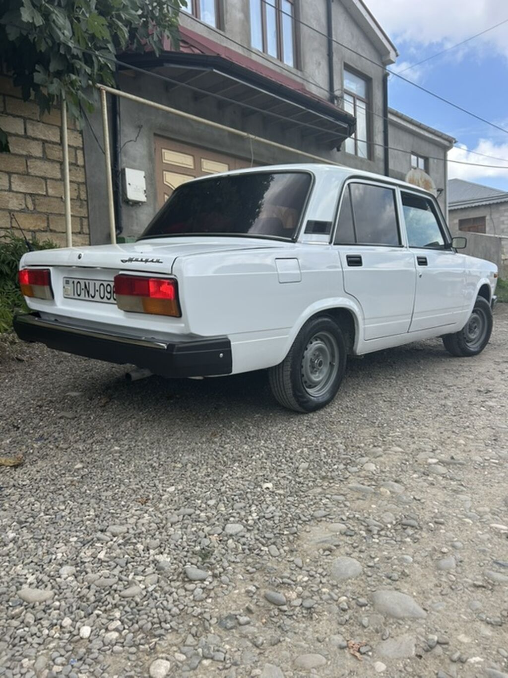 VAZ 2107 sedan – ağ rəng, 4 qapı, arxa ötürücülü klassik model. Xarici — Avto, Xaçmaz (4)