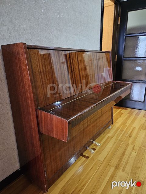 Upright pianino – “Belarus” markası - Korpus: parlaq laklı ağac — Bakı