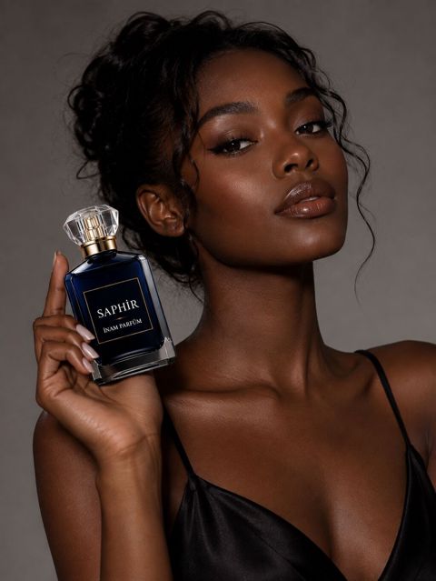 Saphır İnam Parfum – zərif şüşədə, dərin lacivərt rəngli premium ətir — Bakı